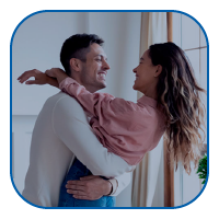 Imagem de um casal se abraçando.